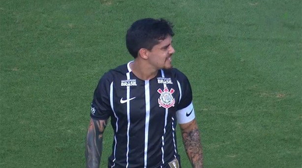 Fagner vestiu braadeira de capito do Corinthians na ida das quartas de final