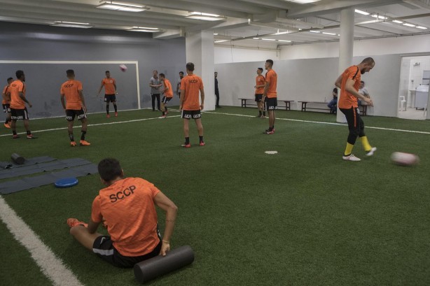 Jogadores do Corinthians em aquecimento antes de enfrentar o Bragantino