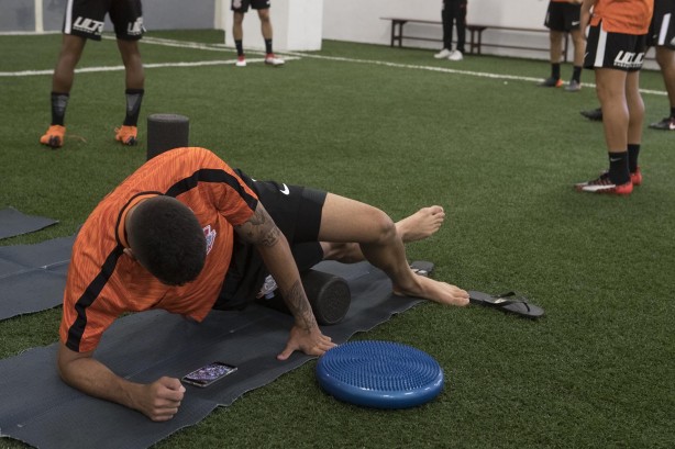 Jogadores do Corinthians em aquecimento antes de enfrentar o Bragantino