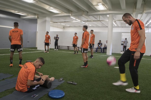 Jogadores do Corinthians em aquecimento antes de enfrentar o Bragantino