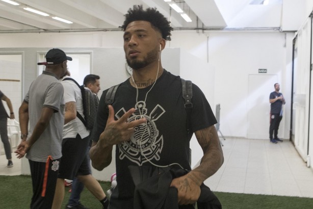 Kazim no vestiário antes de encarar o Bragantino