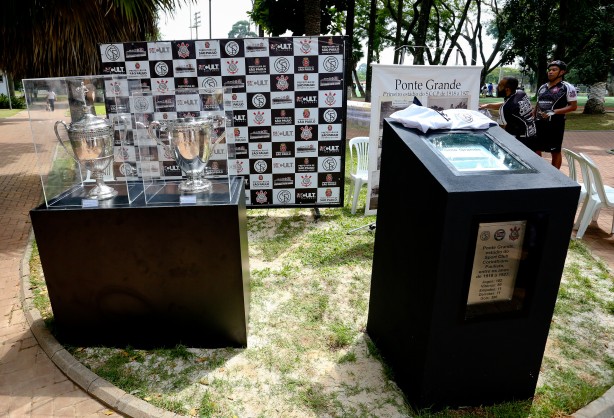 Monumento dos 100 anos da Ponte Grande e taças conquistadas no estádio
