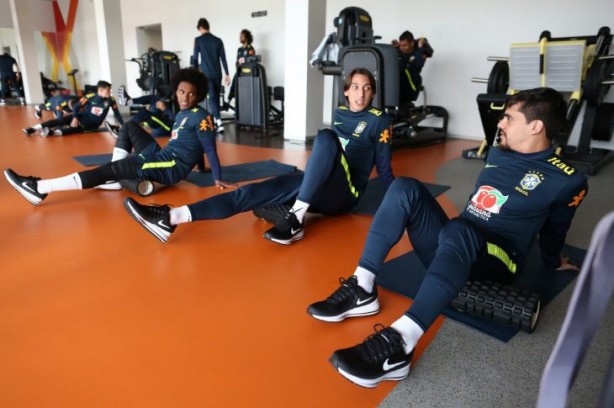 Fagner aproveitou trabalho físico para colocar papo em dia com Geromel e Willian