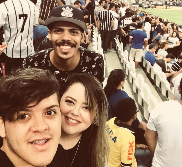 Larissa ao lado do irmo Leonardo e do primo Thiago na Arena Corinthians
