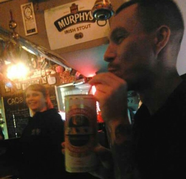 Gabriel bebendo no bar onde trabalhava. Dulce, ao fundo, só de olho!