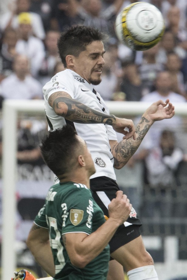 Fagner em jogada aérea contra o Palmeiras, pela final do Paulistão, na Arena Corinthians