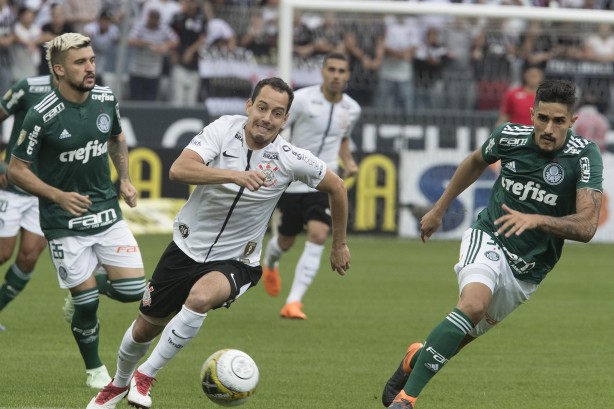 Rodriguinho se esforçando muito durante jogo contra o Palmeiras, na Arena Corinthians