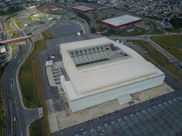 Arena Corinthians vista do alto; à esquerda, Radial Leste e Terminal Metrô Itaquera