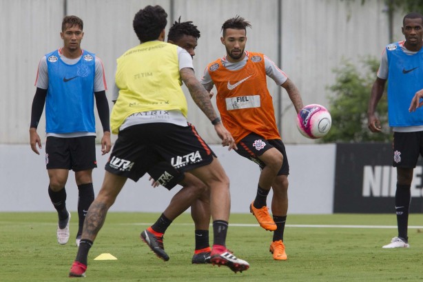 Clayson treinou, mas não enfrenta o Palmeiras por conta do cartão vermelho que recebeu