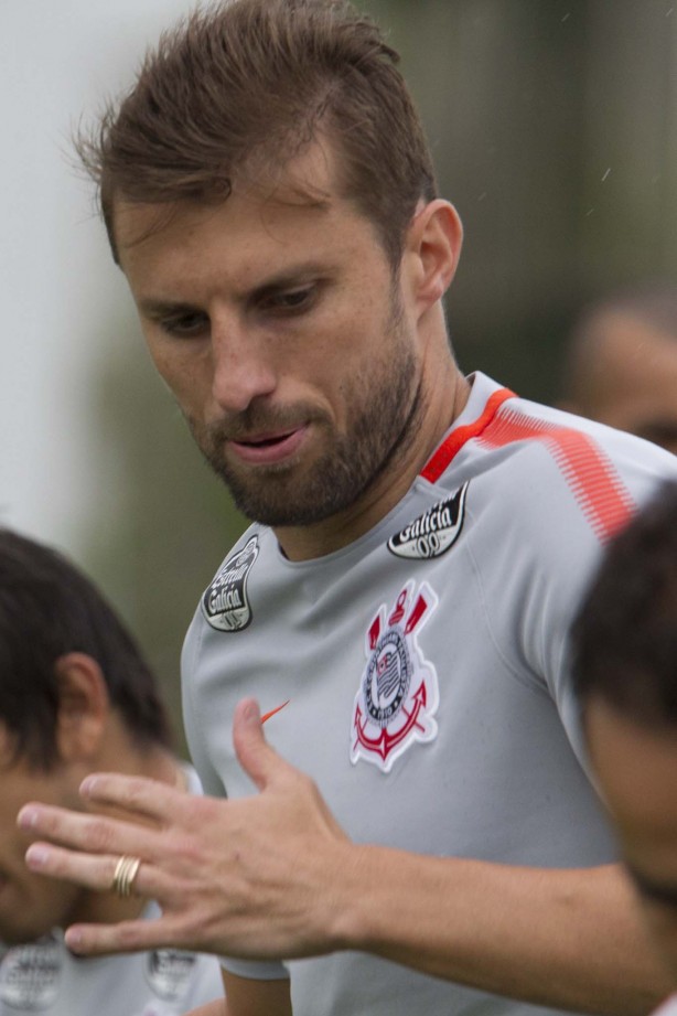 Henrique treina e vai atuar contra o Palmeiras pelo último jogo da final do Paulistão