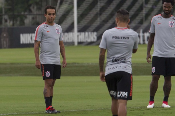 Jadson deve ser titular diante o Palmeiras; Meia está recuperado da lesão