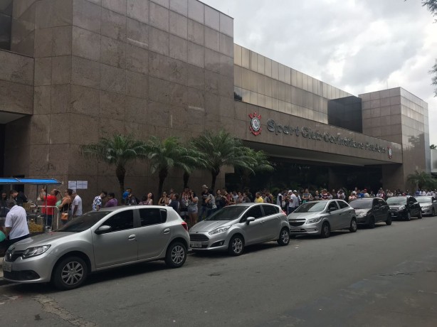 Longa fila que chega at o lado externo do Parque So Jorge