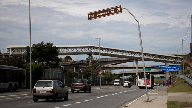 Passarela sobre Radial é alvo de reclamações de diversos moradores