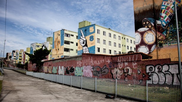 Prédios grafitados dão cor a cinzenta Itaquera