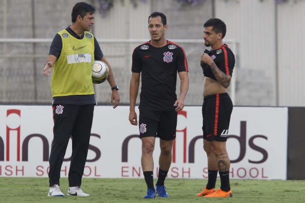 Cuca, Rodriguinho e Fager no treino de hoje no CT