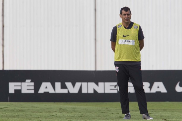 Fábio Carille comanda o treino desta quinta-feira no CT do Parque Ecológico