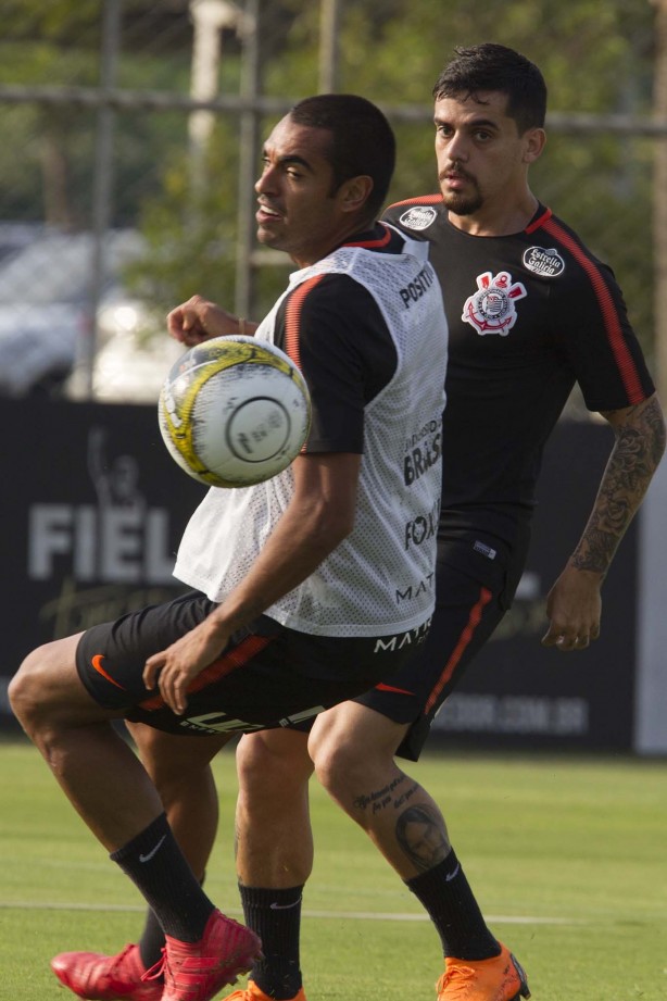 Fagner e Dutra treinam para enfrentar o Palmeiras, na final do campeonato paulista 2018