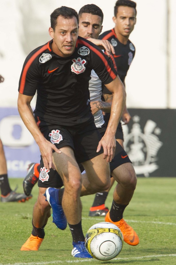 Rodriguinho treina e deve ser titular contra o Palmeiras, no domingo