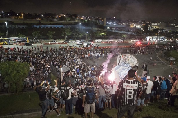 Chegada do ônibus do Corinthians na Arena