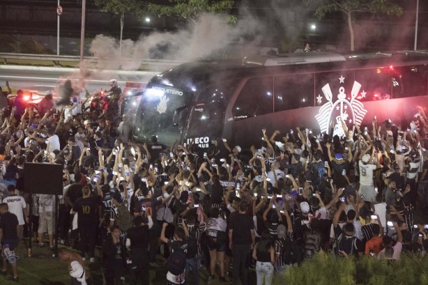 Chegada do ônibus do Corinthians na Arena