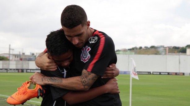 Igor realizou o sonho de conhecer Gabriel; o volante é ídolo pelo simples fato de também ser corinthiano de infância