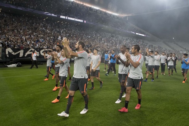 Jogadores saúdam a torcida que comparece em peso