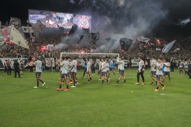 Jogadores saúdam a torcida que comparece em peso