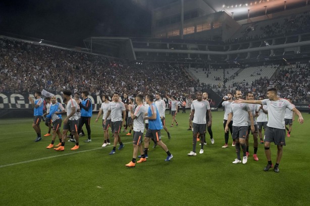 Jogadores saúdam a torcida que comparece em peso