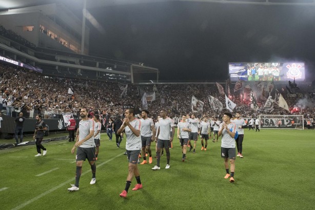Jogadores saúdam a torcida que comparece em peso
