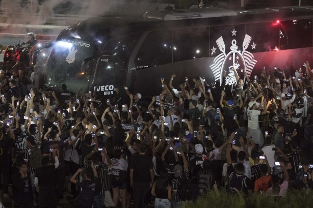 Jogadores saúdam a torcida que comparece em peso