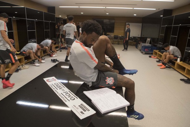 Jogadores se preparam para treino na Arena
