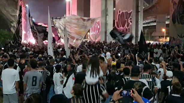 Torcedores esperando o Corinthians na Radial Leste