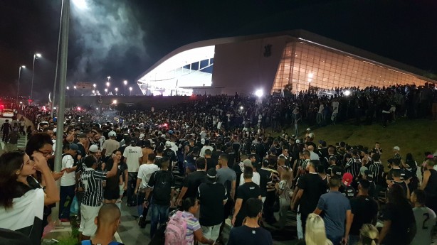 Torcida do Corinthians cantando ainda do lado de fora da Arena