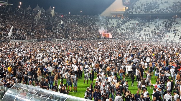 Torcida do Corinthians invadindo o gramado