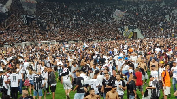 Torcida invade o campo no treino desta sexta