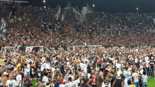 Torcida invade o campo no treino desta sexta