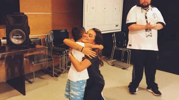 Carolina Bonatti abraçando um dos visitantes mirins do Tour Casa do Povo
