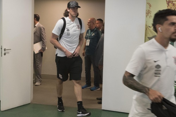 Cássio chega ao vestiário antes de enfrentar o Palmeiras