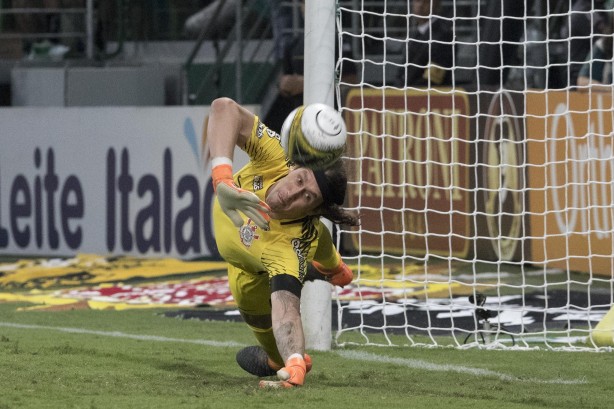 Cássio faz defesa contra Palmeiras
