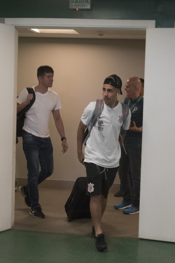 Gabriel chegam ao vestiário antes de enfrentar o Palmeiras