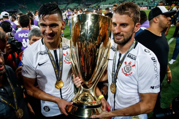Henrique comemora seu primeiro mais um titulo pelo Corinthians