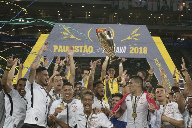 Jogadores comemoram a vitória na tarde deste domingo pela final do campeonato paulista