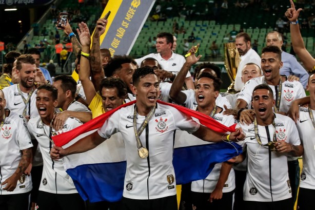 Jogadores comemoram a vitória na tarde deste domingo pela final do campeonato paulista