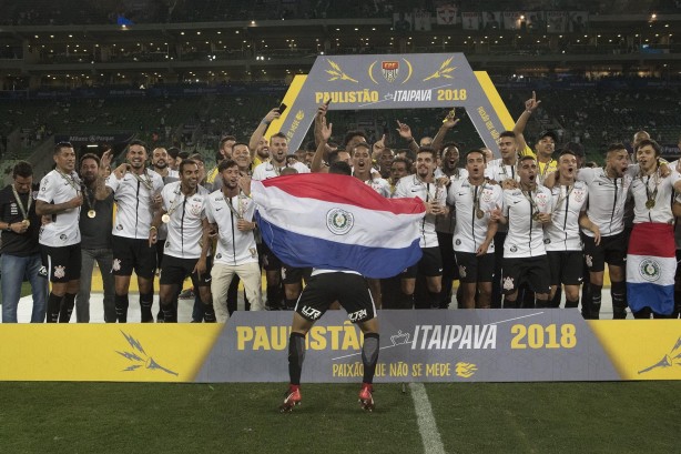 Jogadores comemoram a vitória na tarde deste domingo pela final do campeonato paulista