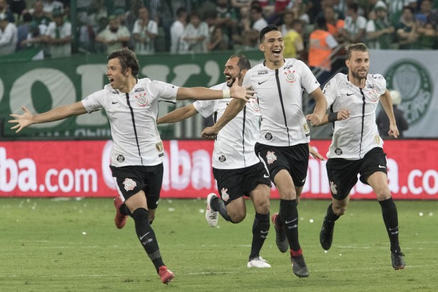 Jogadores comemoram a vitória na tarde deste domingo pela final do campeonato paulista