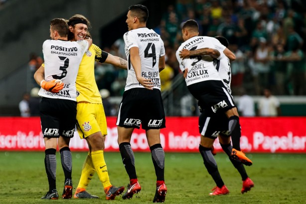 Jogadores comemoram a vitória na tarde deste domingo pela final do campeonato paulista