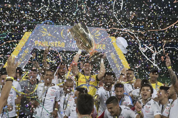 Jogadores comemoram a vitória na tarde deste domingo pela final do campeonato paulista