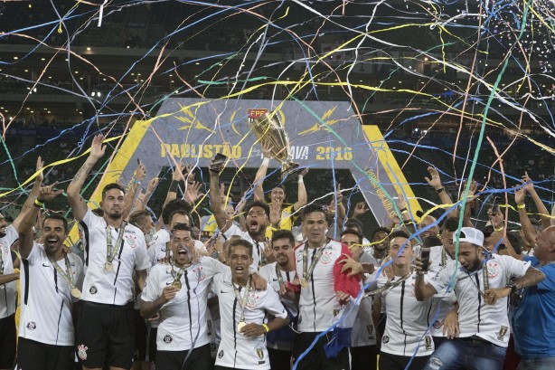 Jogadores comemoram a vitória na tarde deste domingo pela final do campeonato paulista