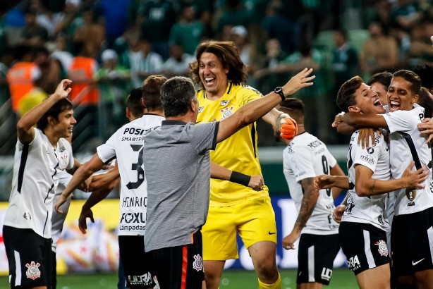 Jogadores comemoram defesa do Cássio na final do campeonato paulista