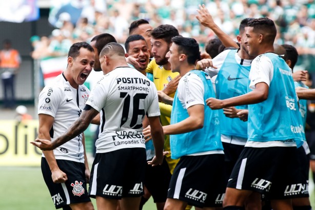 Jogadores do Corinthians comemoram gol